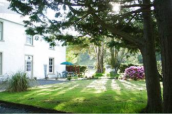 Front lawn view at Kerrysdale House